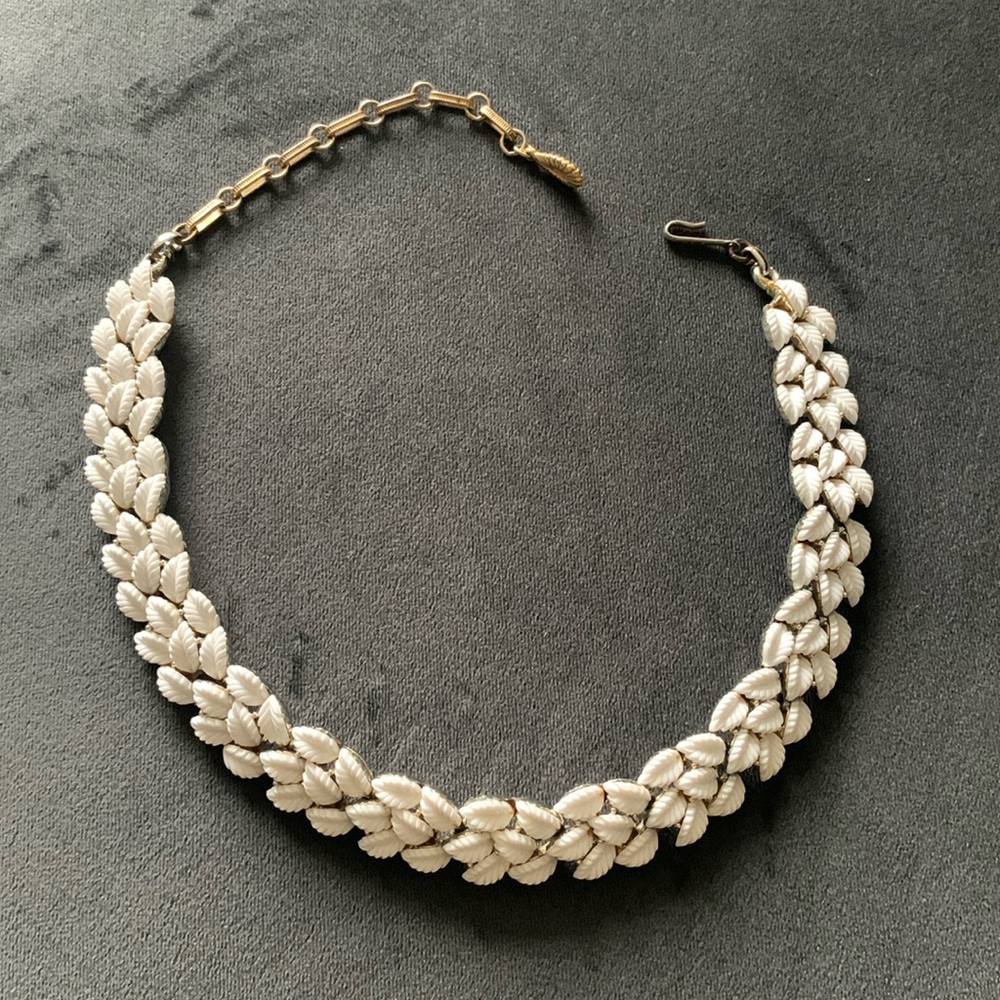 Lisner White Thermoset Leaf Choker